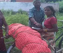 🚨 Heartbreaking in Uttar Pradesh: Son Carries Mother’s Body on Foot as MLA’s Car Crosses Closed Bridge